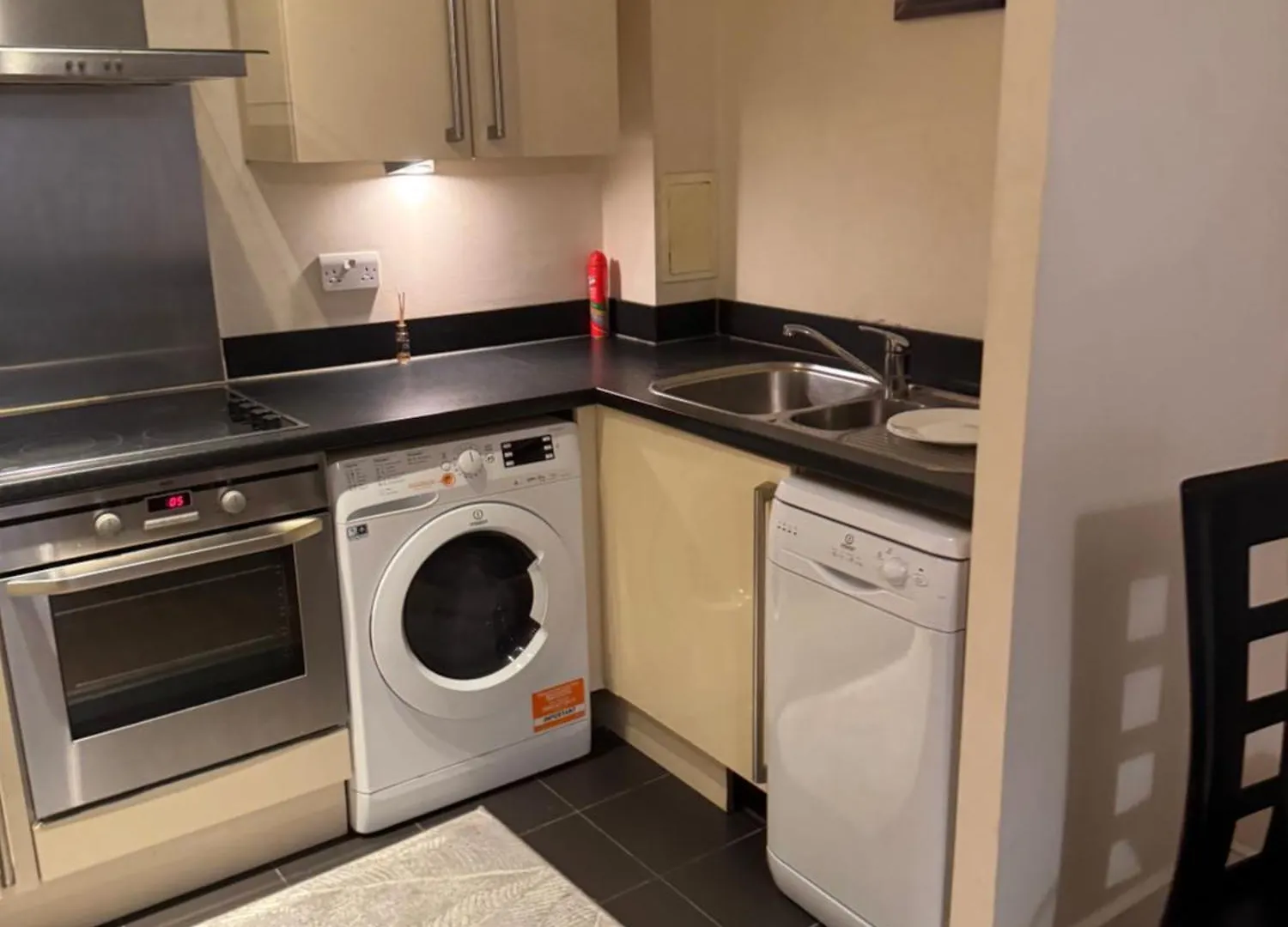 1- Bed Flat With Easy Access To Bow Station Apartment London