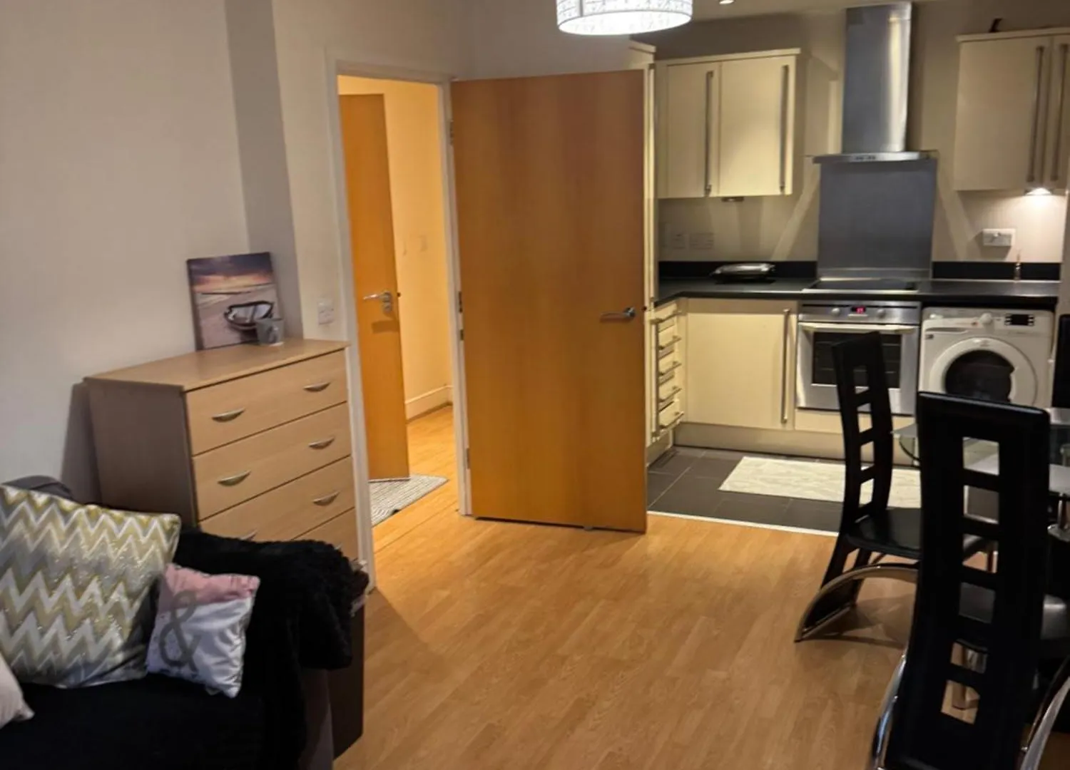 1- Bed Flat With Easy Access To Bow Station location